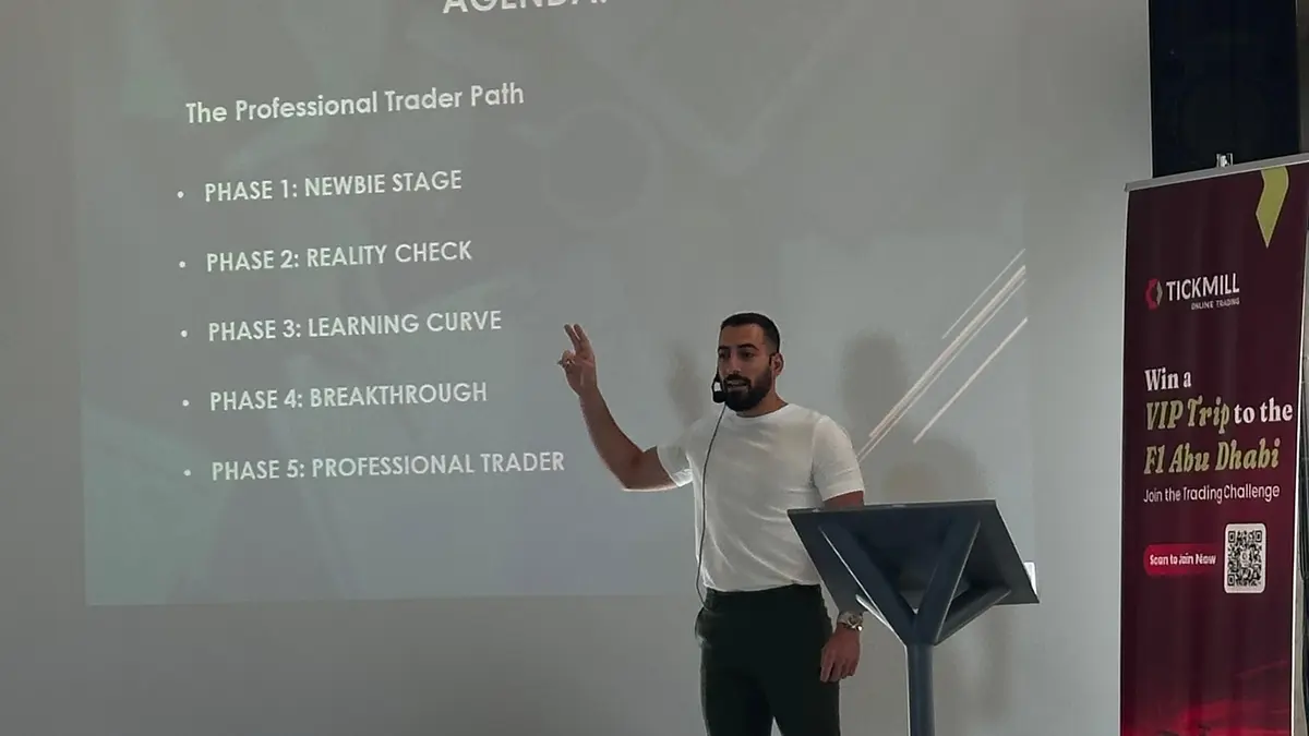 Andrew presenting the course agenda